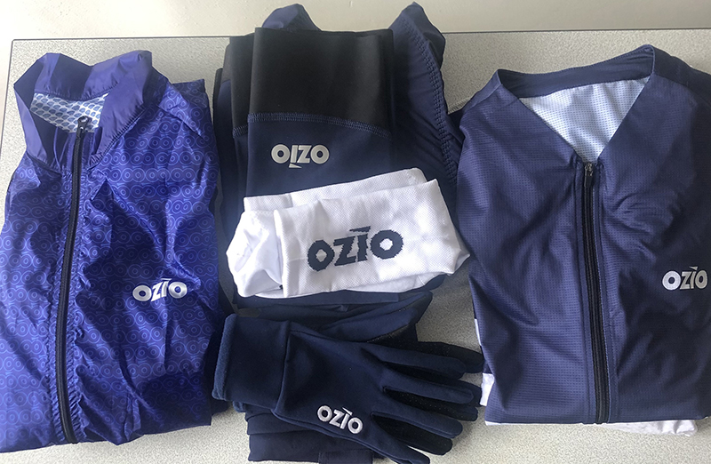 vêtements de vélo pliés et posés